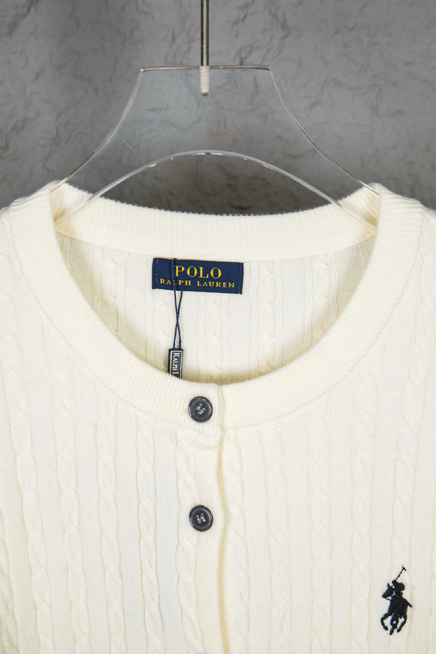 P190 Ralph Lauren Classic Round Neck Solid Color Pony Embroidered Logo Knitted Cardigan Long Sleeve Ralph Lauren Classic Basic Versatile Twist Knitted Cardigan Long Sleeve Main supply platform live broadcast Wholesale entity Replenish when out of stock Not removed from the shelves Quality 1:1 patterning Complete three standards Correct version of pony logo Imported quality cotton yarn Focus on high-end Cost-effective Good quality Needless to say Zhao Lusi's same style is really amazing, so sweet I'm so beautiful. This cardigan is really good-looking. It's simple and easy to wear. It's a must-have for goddess ootd. Good-looking clothes are never picky. A must-have in the wardrobe of goddesses. Size: S-XL. Color: black, apricot, gray, navy, red, white.